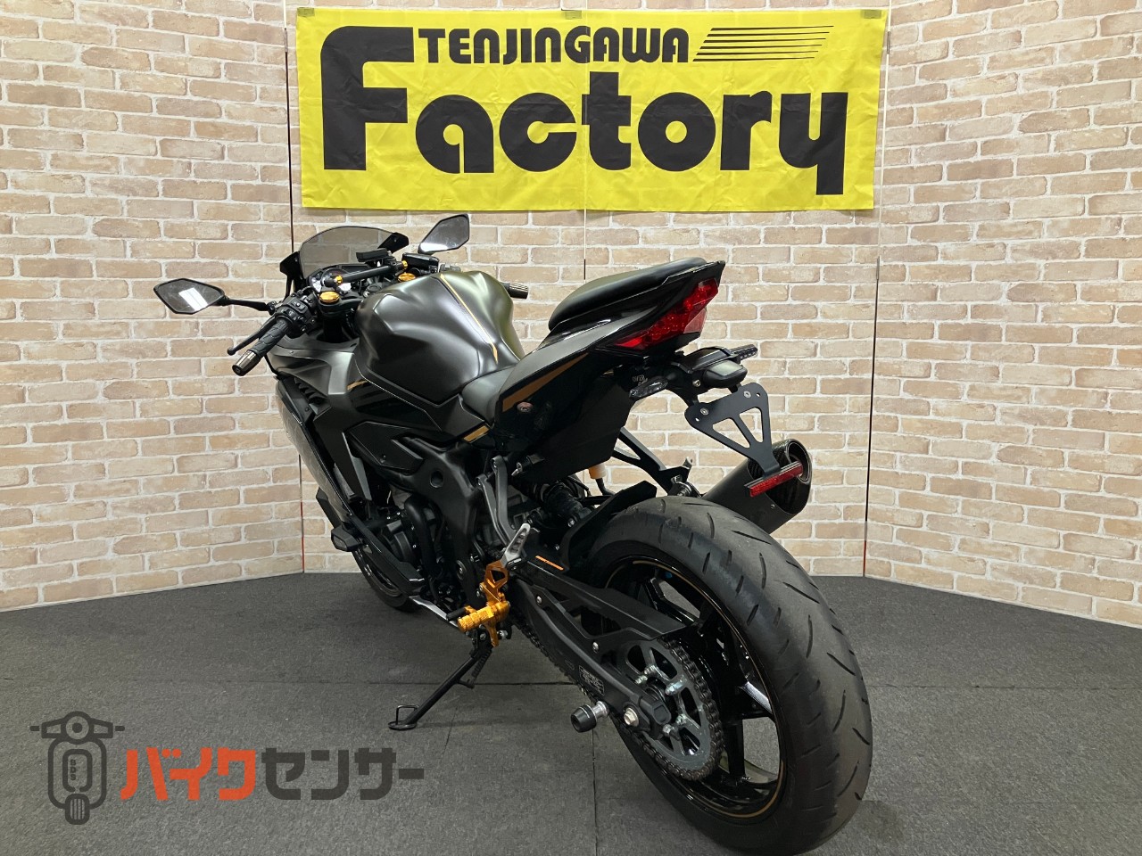 NINJA ZX-25R ヨシムラフルエキ バックステップ フェンダーレス コアガード ETC マウントバー_5