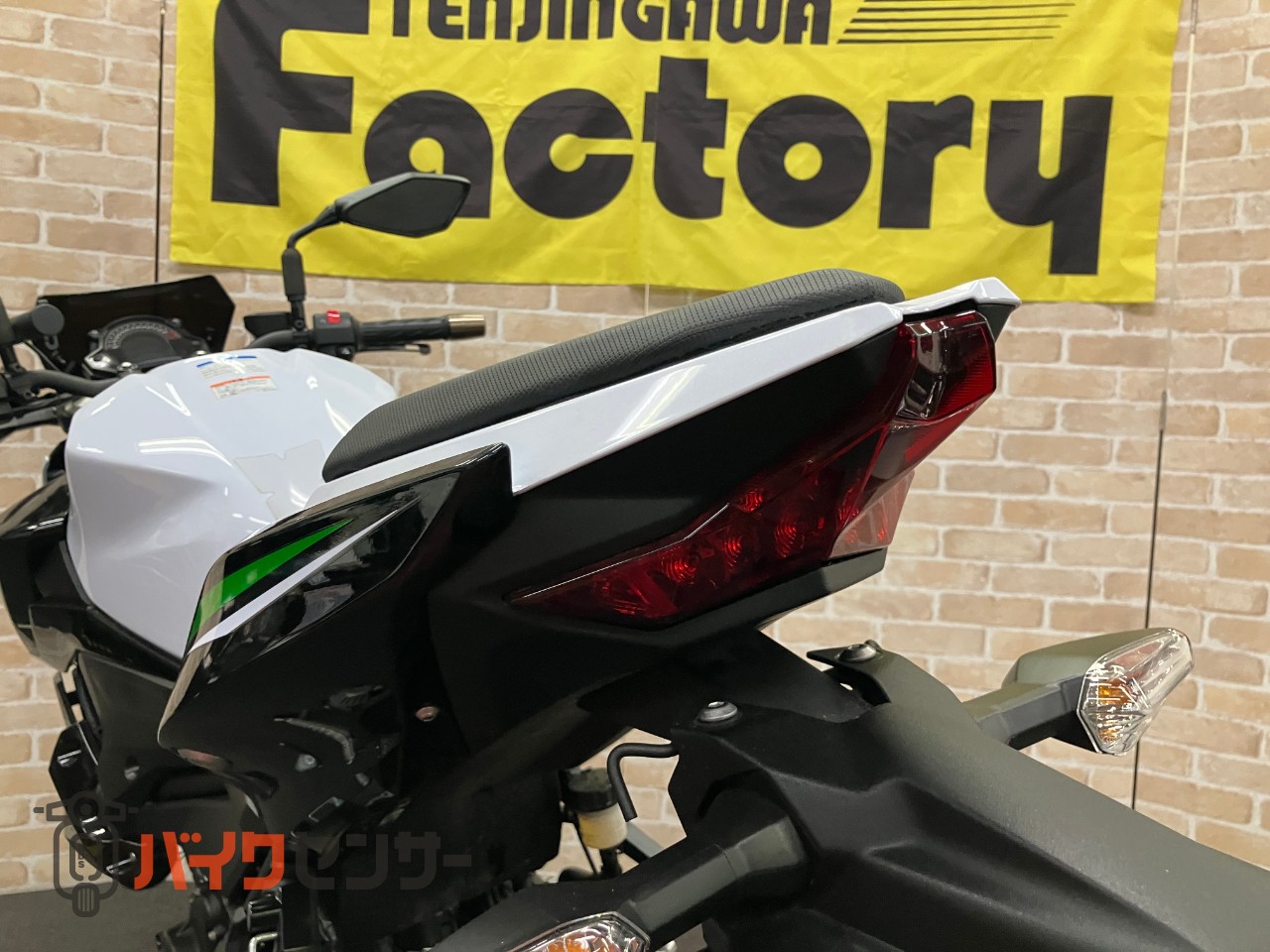 Z250　ラジエタースクリーン　メーターバイザー　ACTIVE左右レバー　ETC USB_9