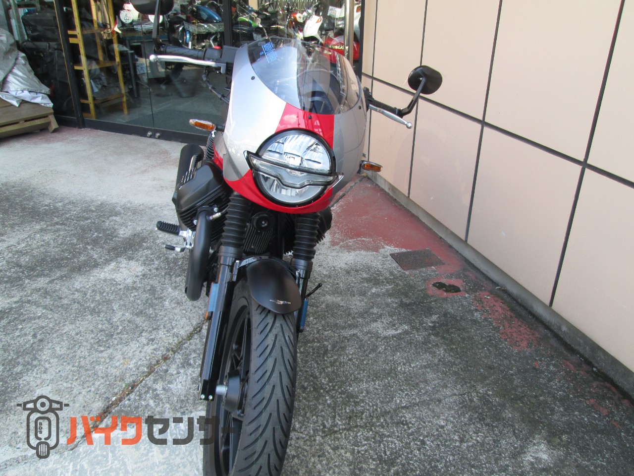 モトグッツィ V7ストーン850 コルサ ビキニカウルがカッコイイ