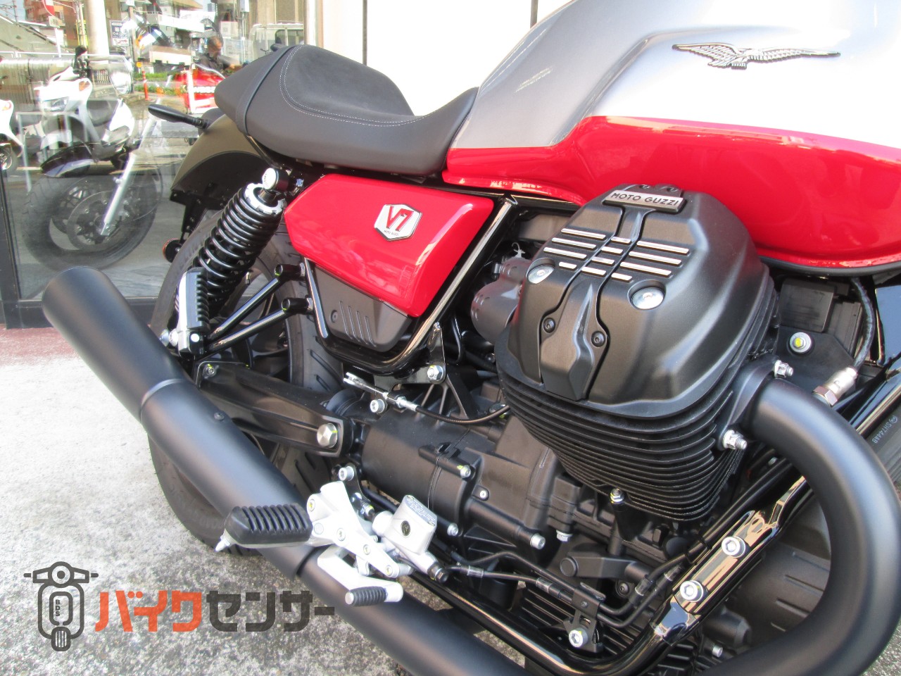モトグッツィ V7ストーン850 コルサ ビキニカウルがカッコイイ