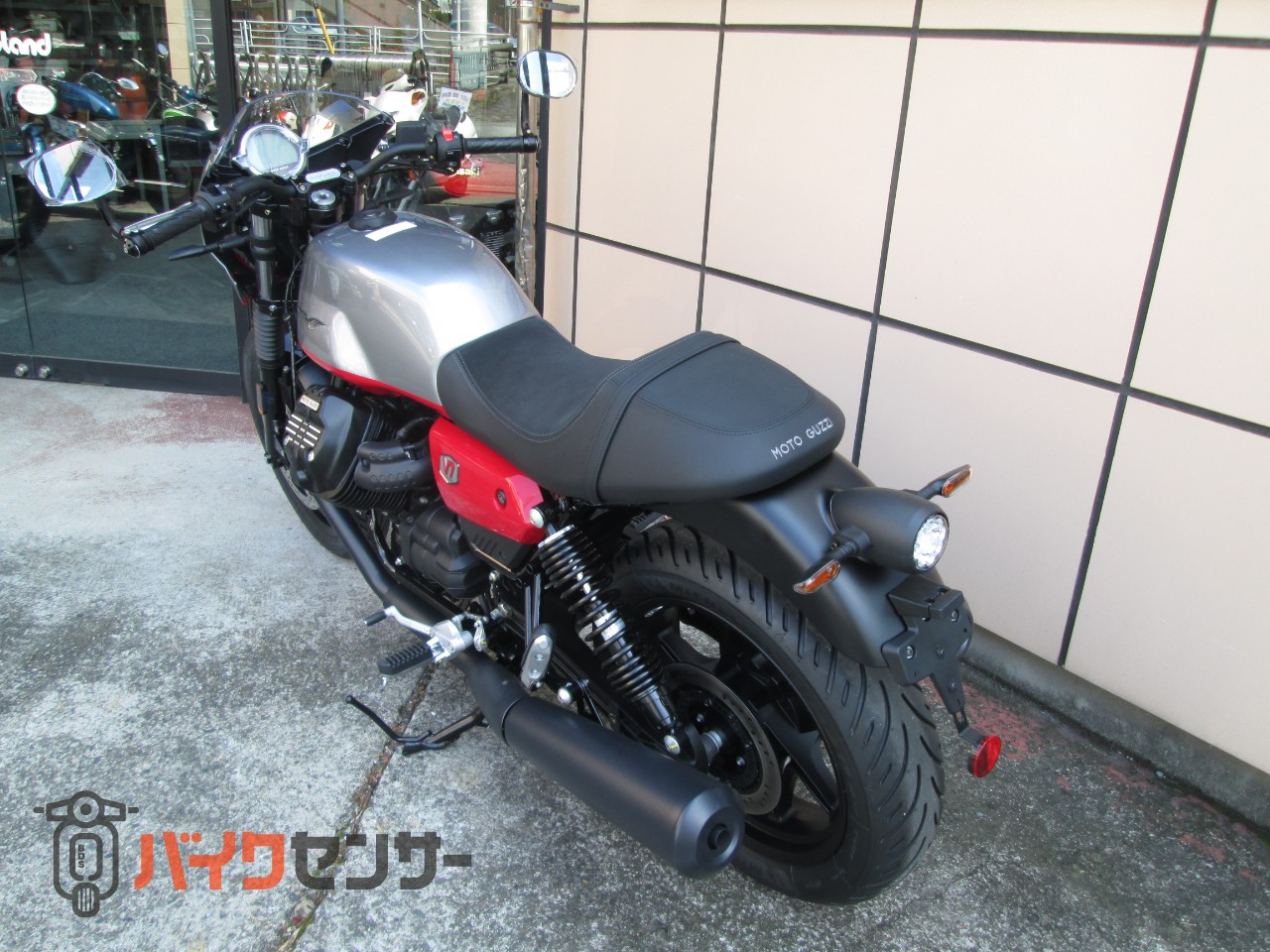 モトグッツィ V7ストーン850 コルサ ビキニカウルがカッコイイ