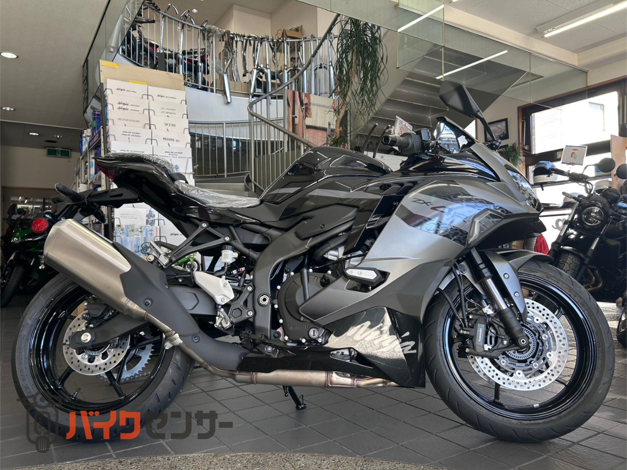 カワサキ NINJA ZX-4R SE メタリックマットグラフェンスチールグレー