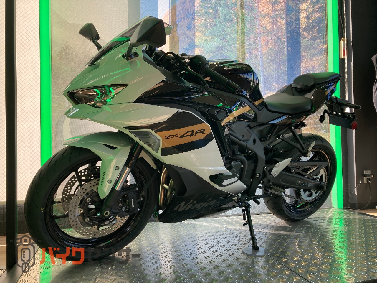 カワサキ NINJA ZX-4R SE 2026年モデル パールロボティックホワイト
