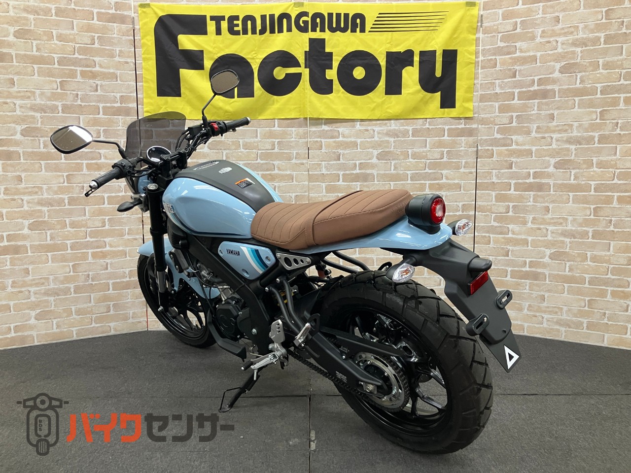 XSR125 ヨシムラ機械曲げGP-MAGNUMマフラー メーターバイザー_5