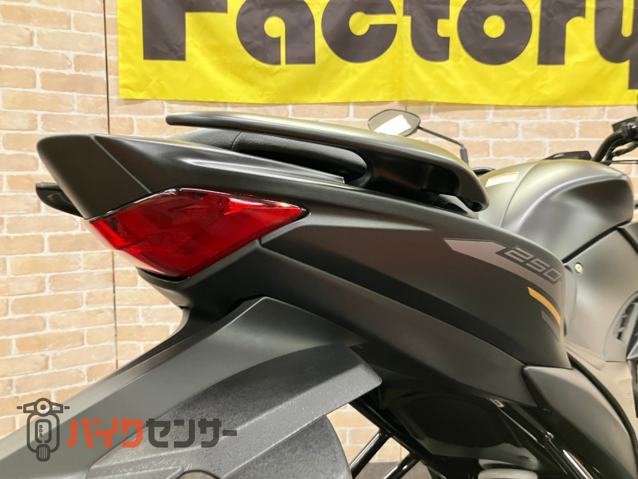 GIXXER250 2025年モデル LEDヘッドライト 油冷シングルエンジン_25