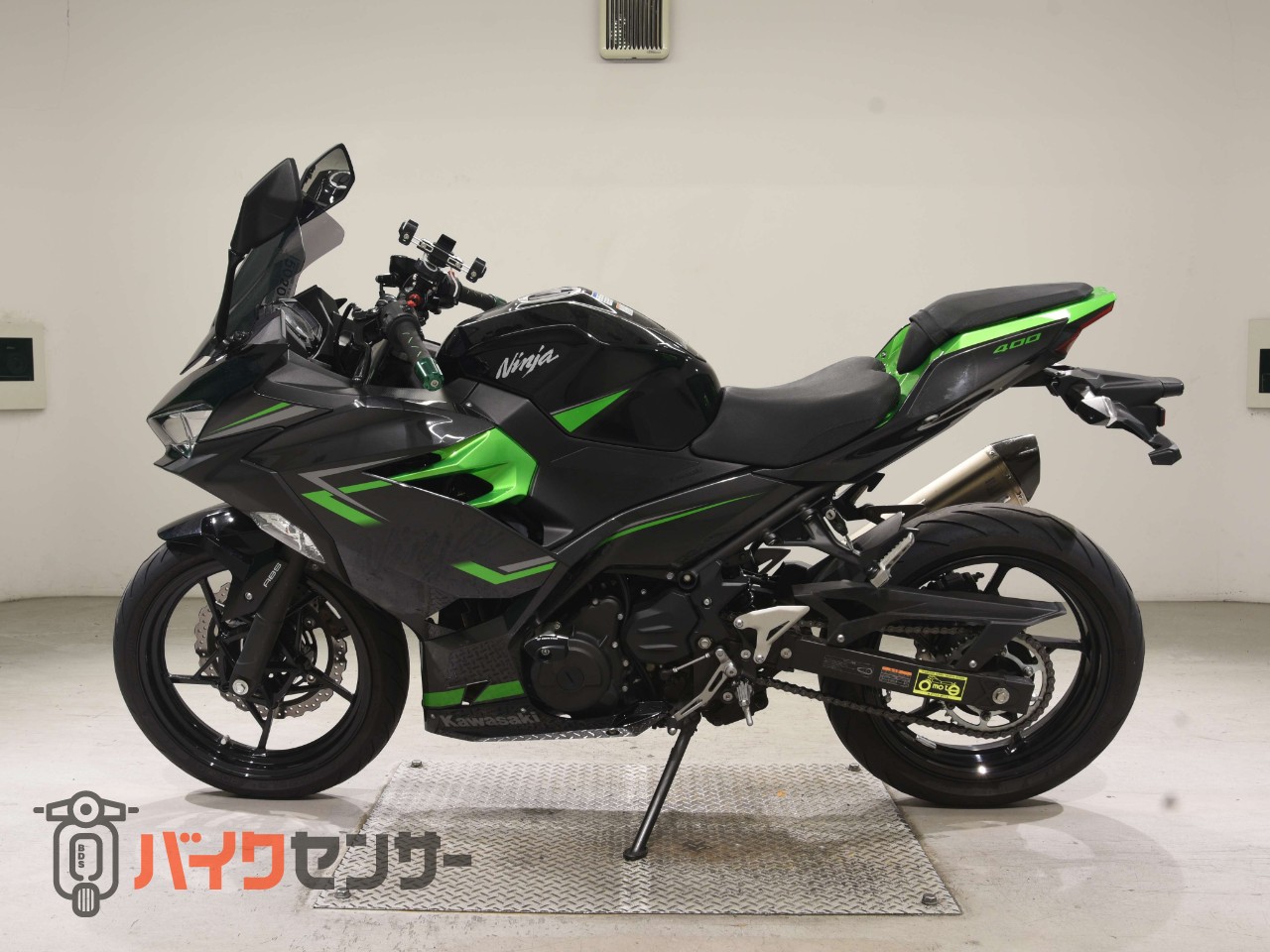NINJA400 アクラポスリップオン コアガード サイドスライダー スクリーン ハイシート マウントバー バーエンド_1
