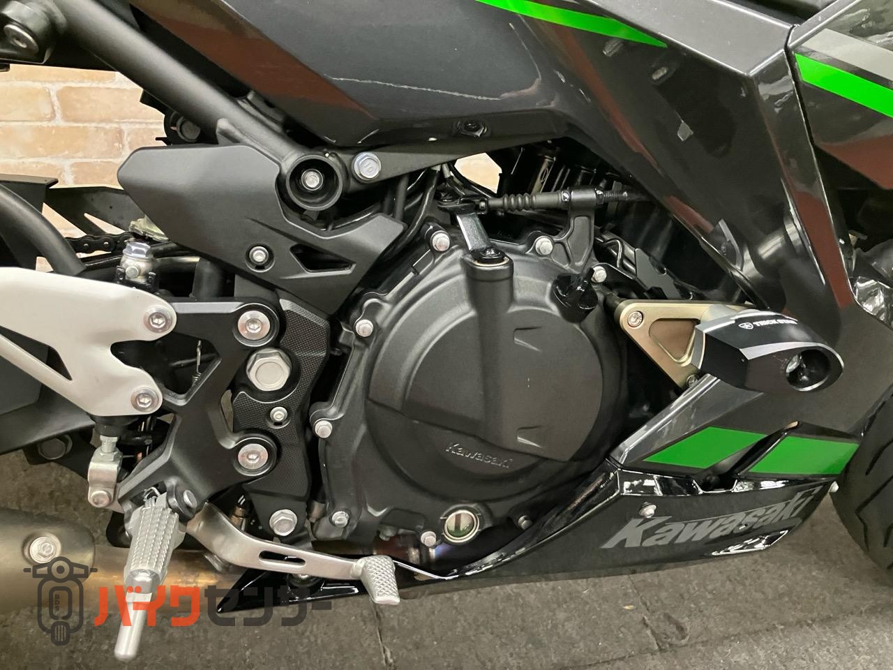 NINJA400 アクラポスリップオン　コアガード　サイドスライダー　スクリーン　ハイシート　マウントバー　バーエンド_35