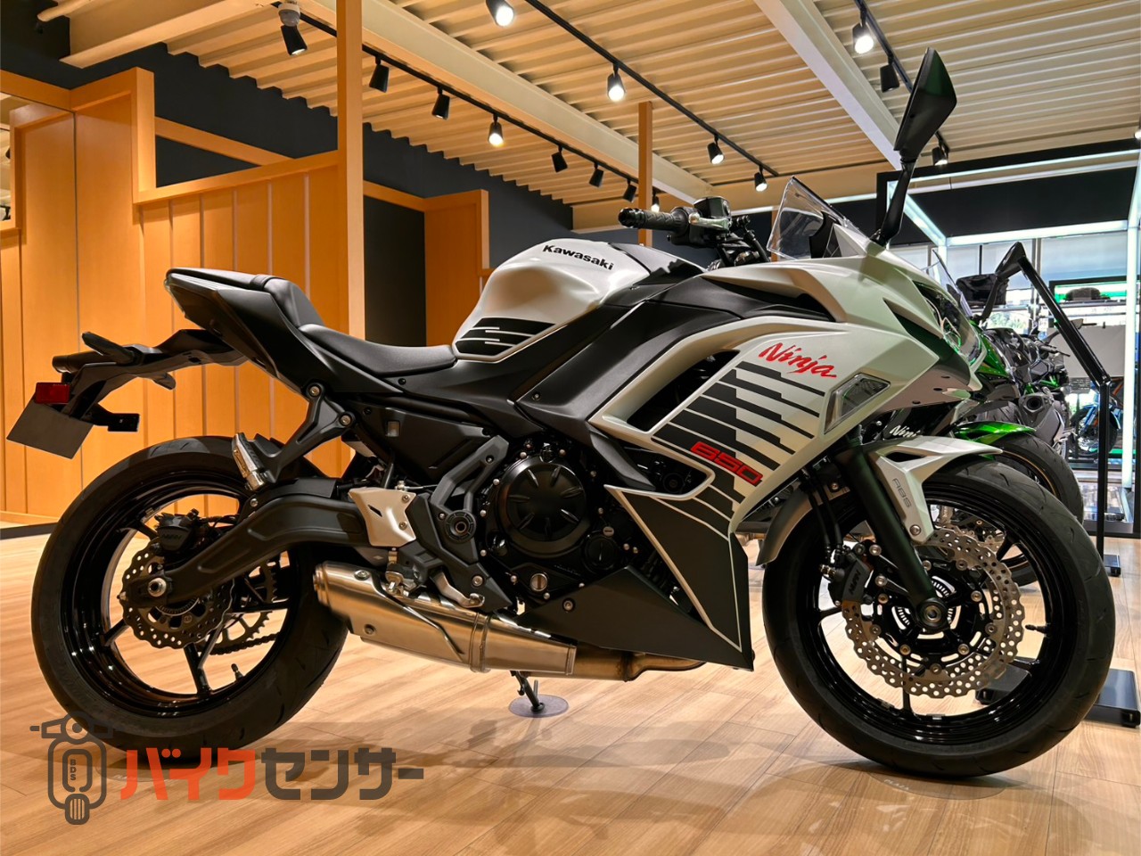 カワサキ NINJA650 メタリックマットホワイティッシュシルバー