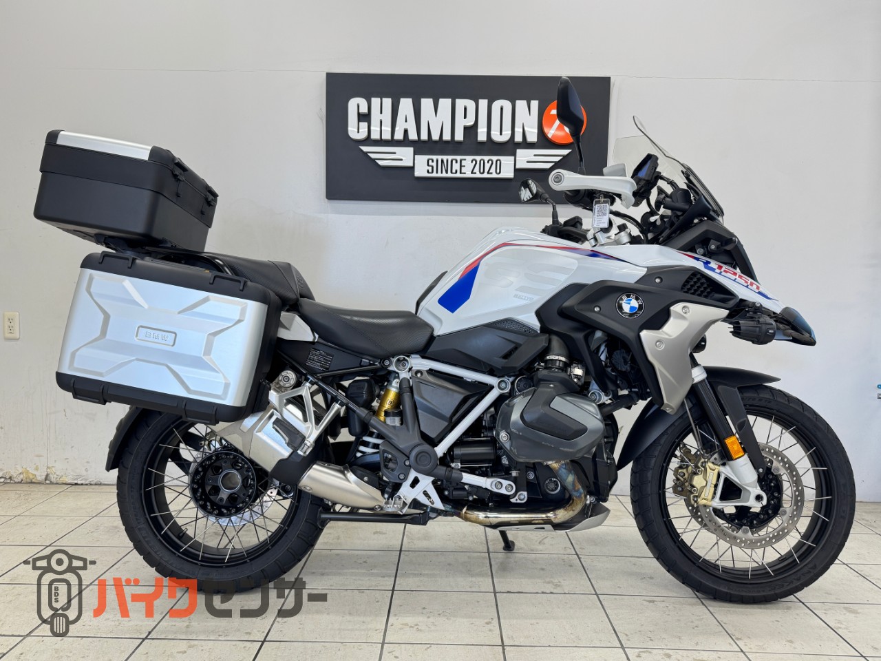 BMW r1250gs 純正シート　2023年モデル BMW Motorrad | R1200GS R1250GS ローシート トリコロール｜カスタム