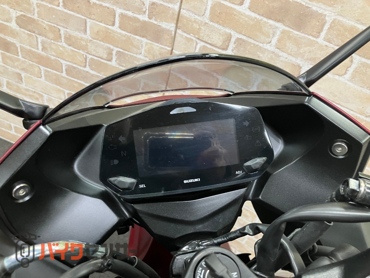 GIXXER SF250 2025年モデル　　マットボルドーレッドメタリック・マットブラックメタリック　油冷4サイクルエンジン_10