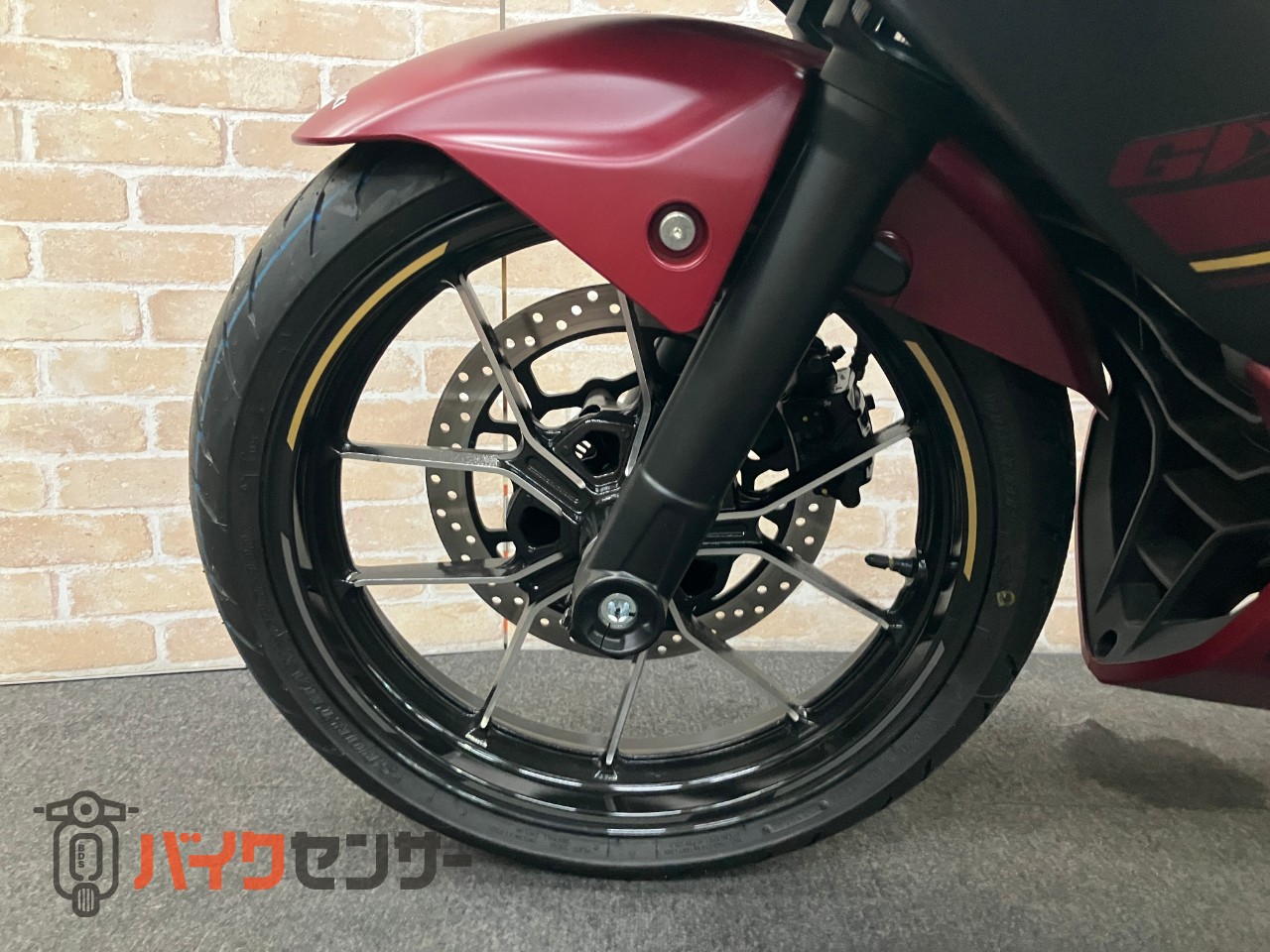 GIXXER SF250 2025年モデル　　マットボルドーレッドメタリック・マットブラックメタリック　油冷4サイクルエンジン_12