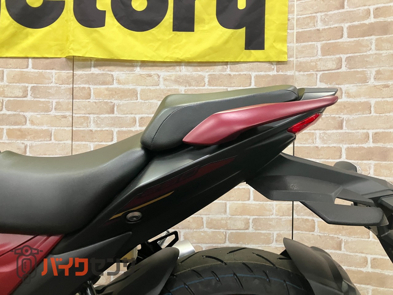 GIXXER SF250 2025年モデル　　マットボルドーレッドメタリック・マットブラックメタリック　油冷4サイクルエンジン_16