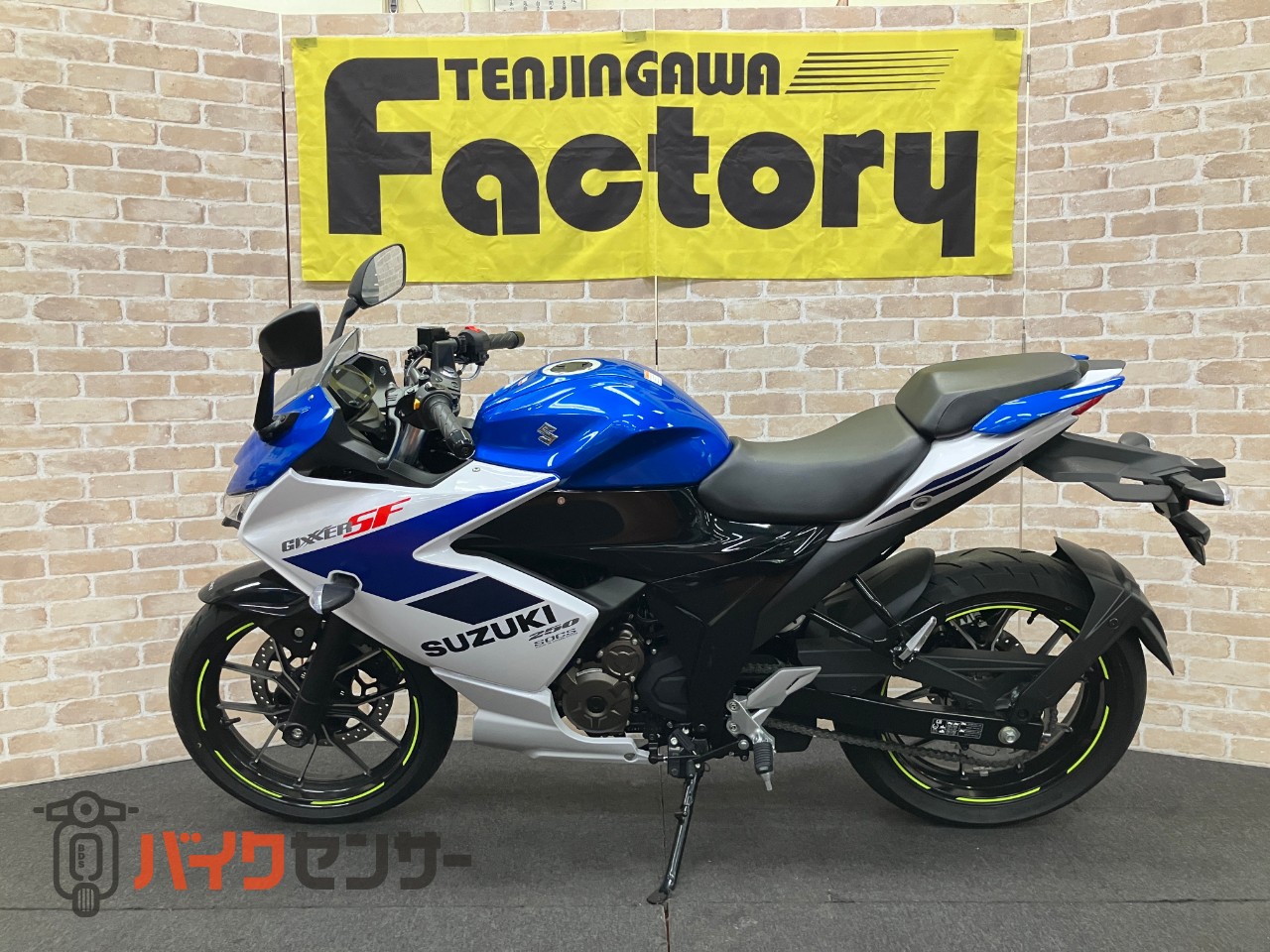 GIXXER SF250　2025年モデル　トリトンブルーメタリック・パールグレッシャーホワイト_1