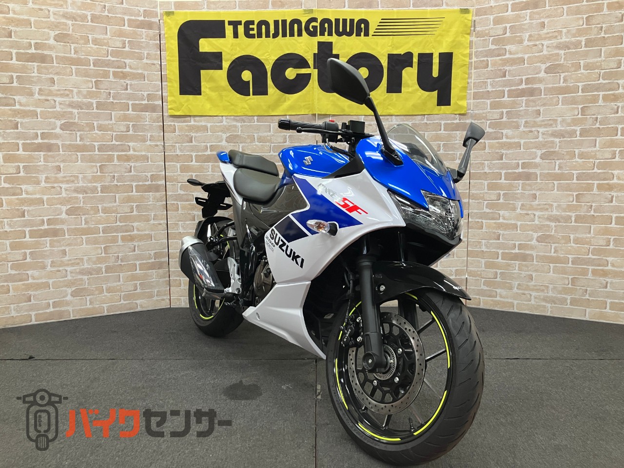 GIXXER SF250　2025年モデル　トリトンブルーメタリック・パールグレッシャーホワイト_2