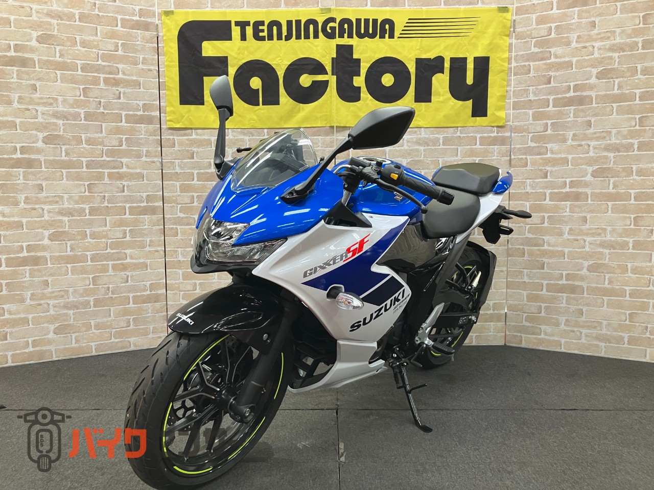 GIXXER SF250　2025年モデル　トリトンブルーメタリック・パールグレッシャーホワイト_3