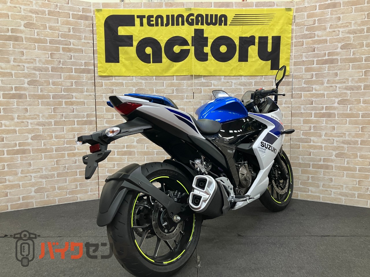 GIXXER SF250　2025年モデル　トリトンブルーメタリック・パールグレッシャーホワイト_4