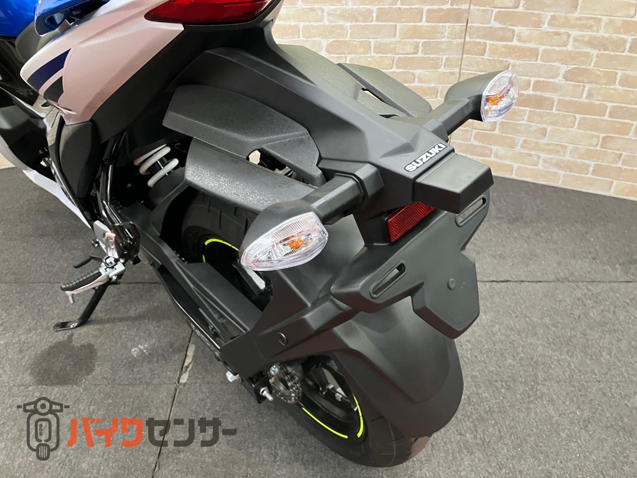 GIXXER SF250　2025年モデル　トリトンブルーメタリック・パールグレッシャーホワイト_6