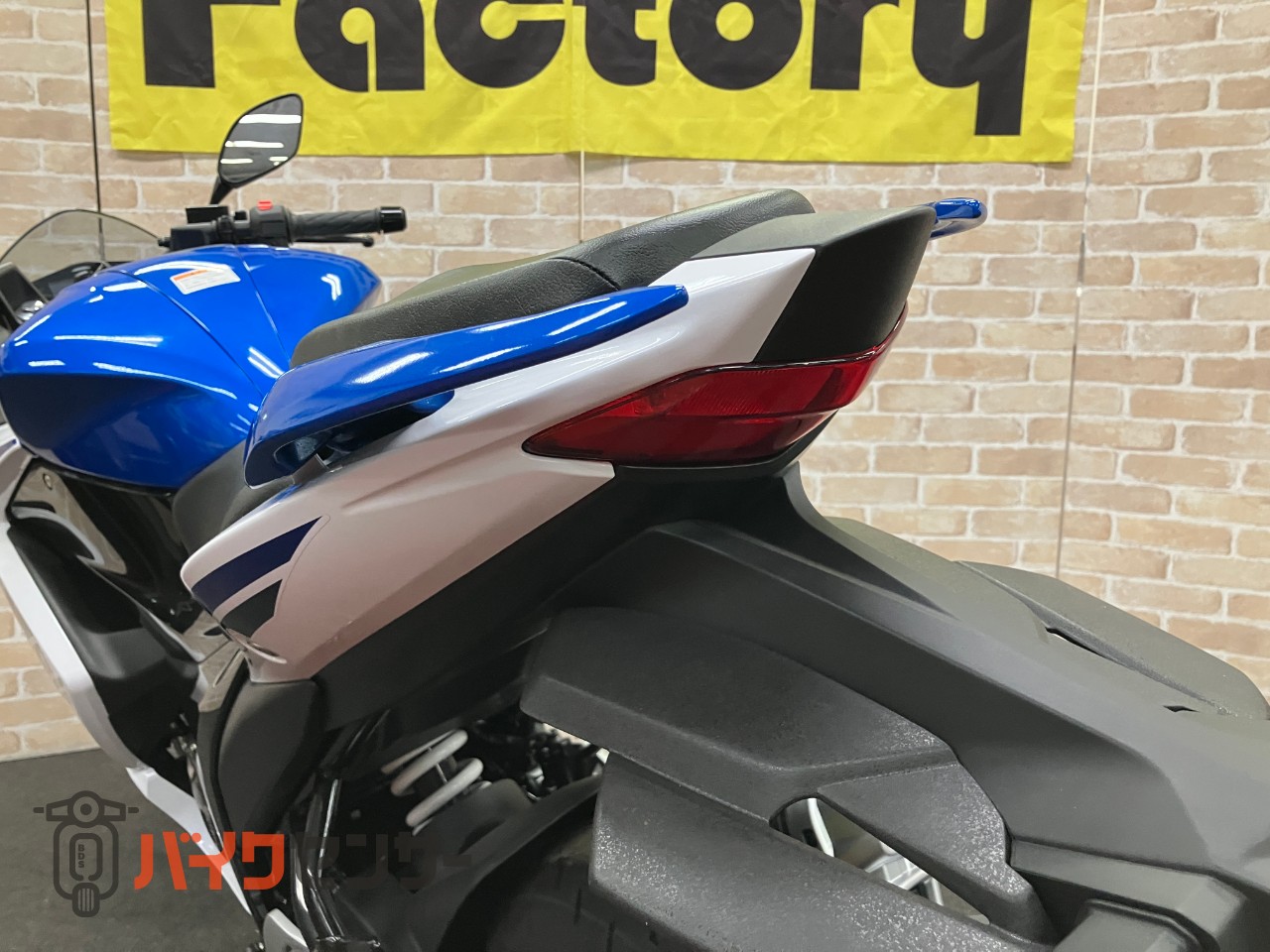 GIXXER SF250　2025年モデル　トリトンブルーメタリック・パールグレッシャーホワイト_7