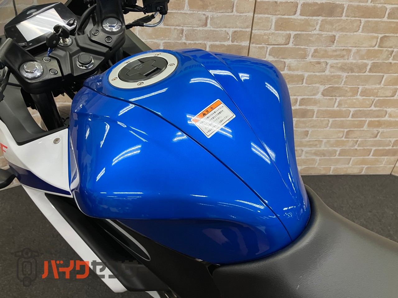 GIXXER SF250　2025年モデル　トリトンブルーメタリック・パールグレッシャーホワイト_8