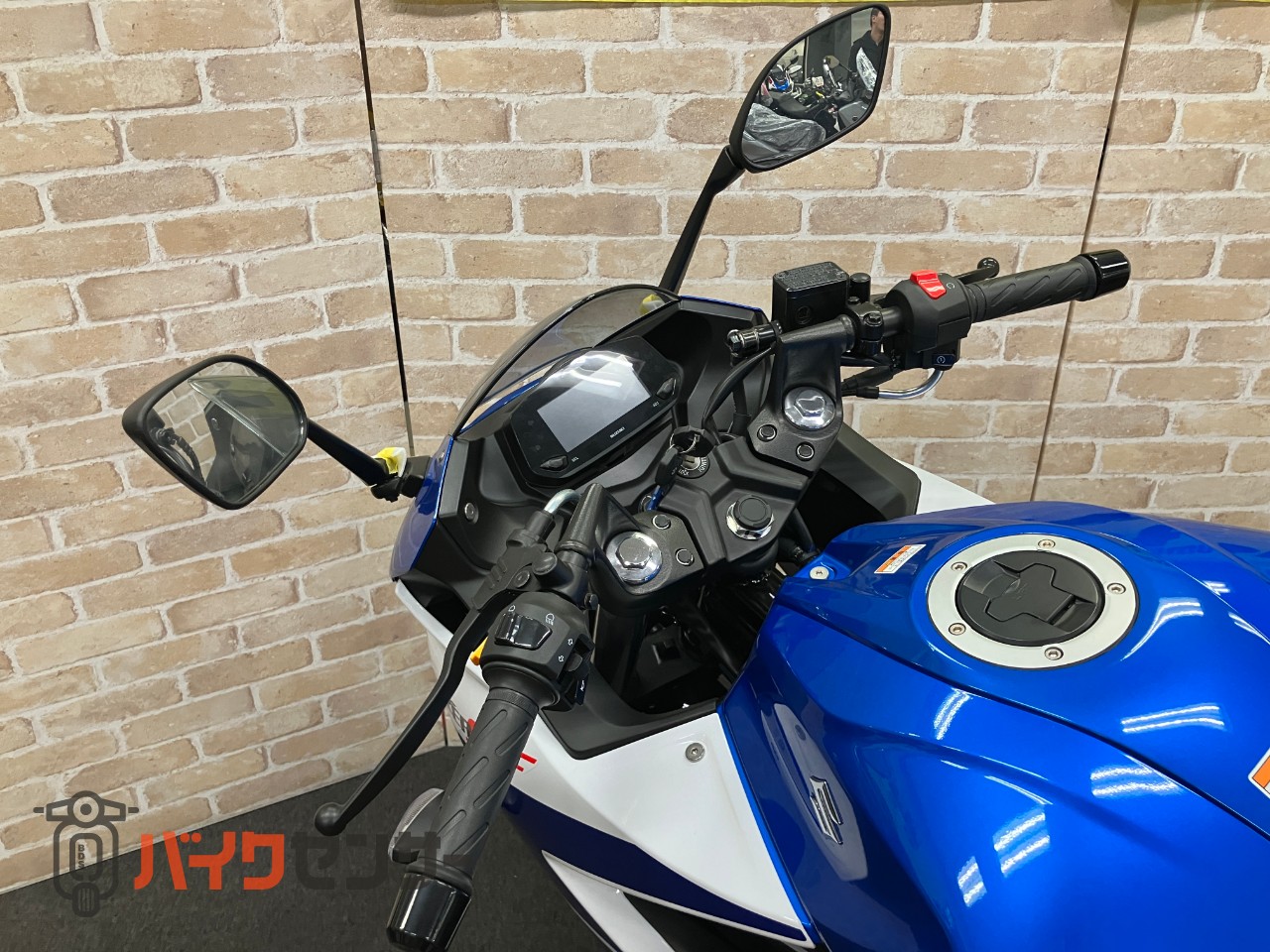 GIXXER SF250　2025年モデル　トリトンブルーメタリック・パールグレッシャーホワイト_9