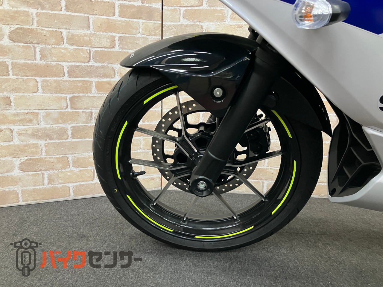 GIXXER SF250　2025年モデル　トリトンブルーメタリック・パールグレッシャーホワイト_12