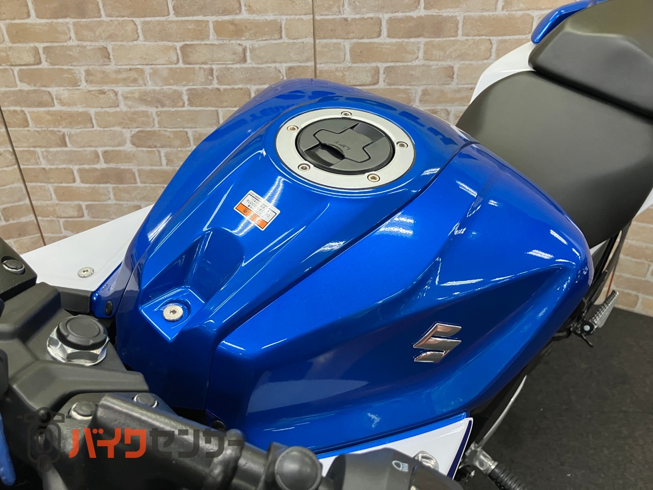 GIXXER SF250　2025年モデル　トリトンブルーメタリック・パールグレッシャーホワイト_19