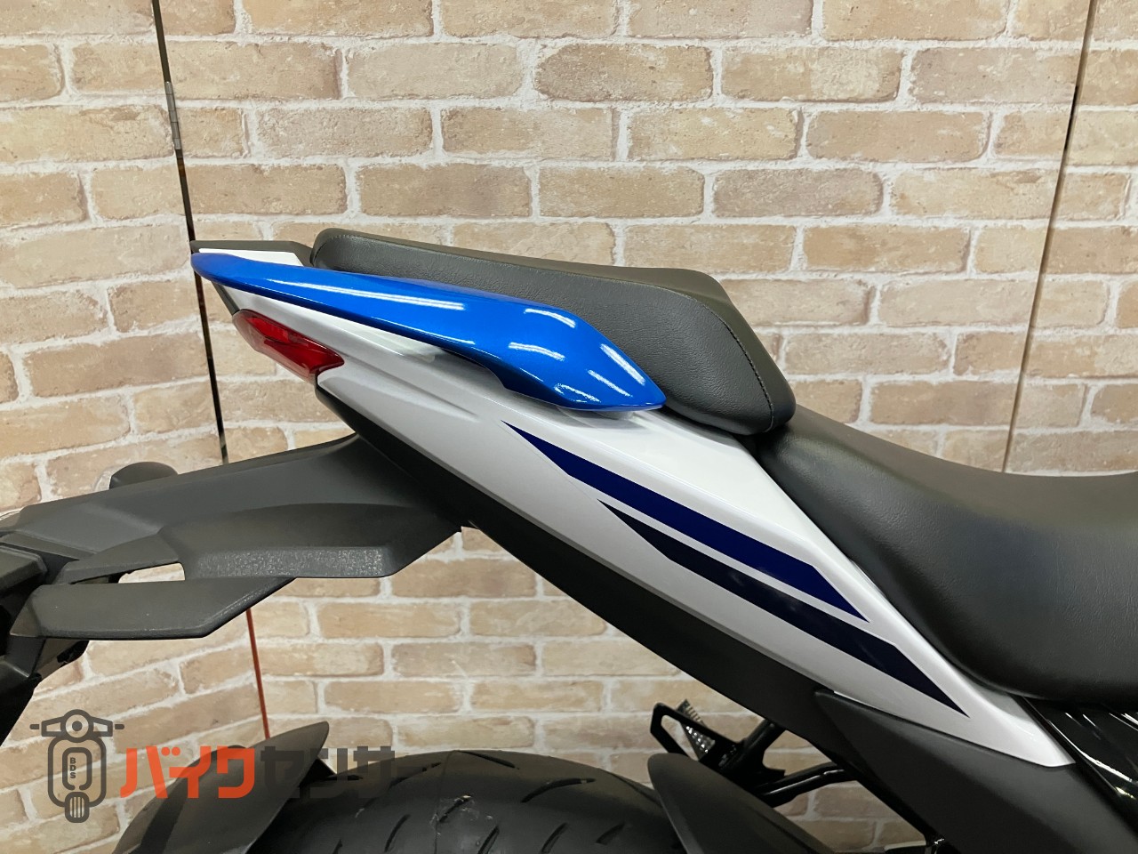 GIXXER SF250　2025年モデル　トリトンブルーメタリック・パールグレッシャーホワイト_32