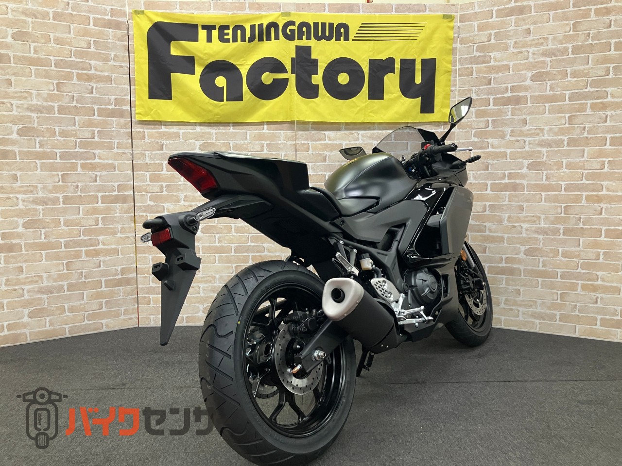 YZF-R25  マットダークグレー　2025年モデル　アシスト＆スリッパークラッチ　フルLED USB電源ソケット標準装備_4