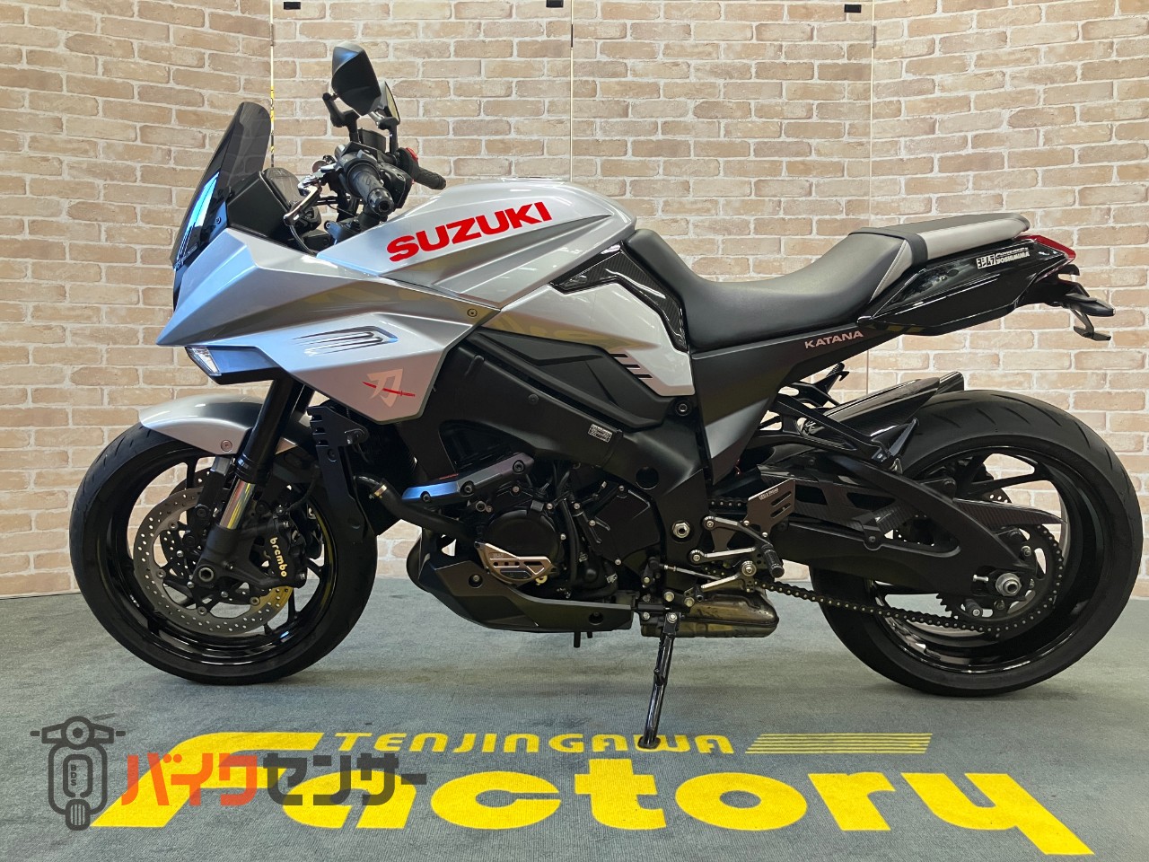 カタナ ヨシムラ　スクリーン　マフラー　バックステップ　ケースガード　ローダウン　シート加工　フェンダーレス　カーボンインナーフェンダー_1