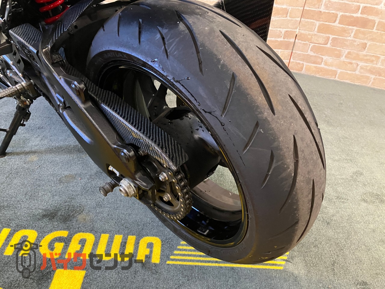 カタナ ヨシムラ　スクリーン　マフラー　バックステップ　ケースガード　ローダウン　シート加工　フェンダーレス　カーボンインナーフェンダー_8