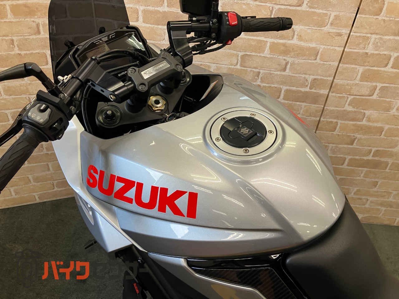 カタナ ヨシムラ　スクリーン　マフラー　バックステップ　ケースガード　ローダウン　シート加工　フェンダーレス　カーボンインナーフェンダー_9