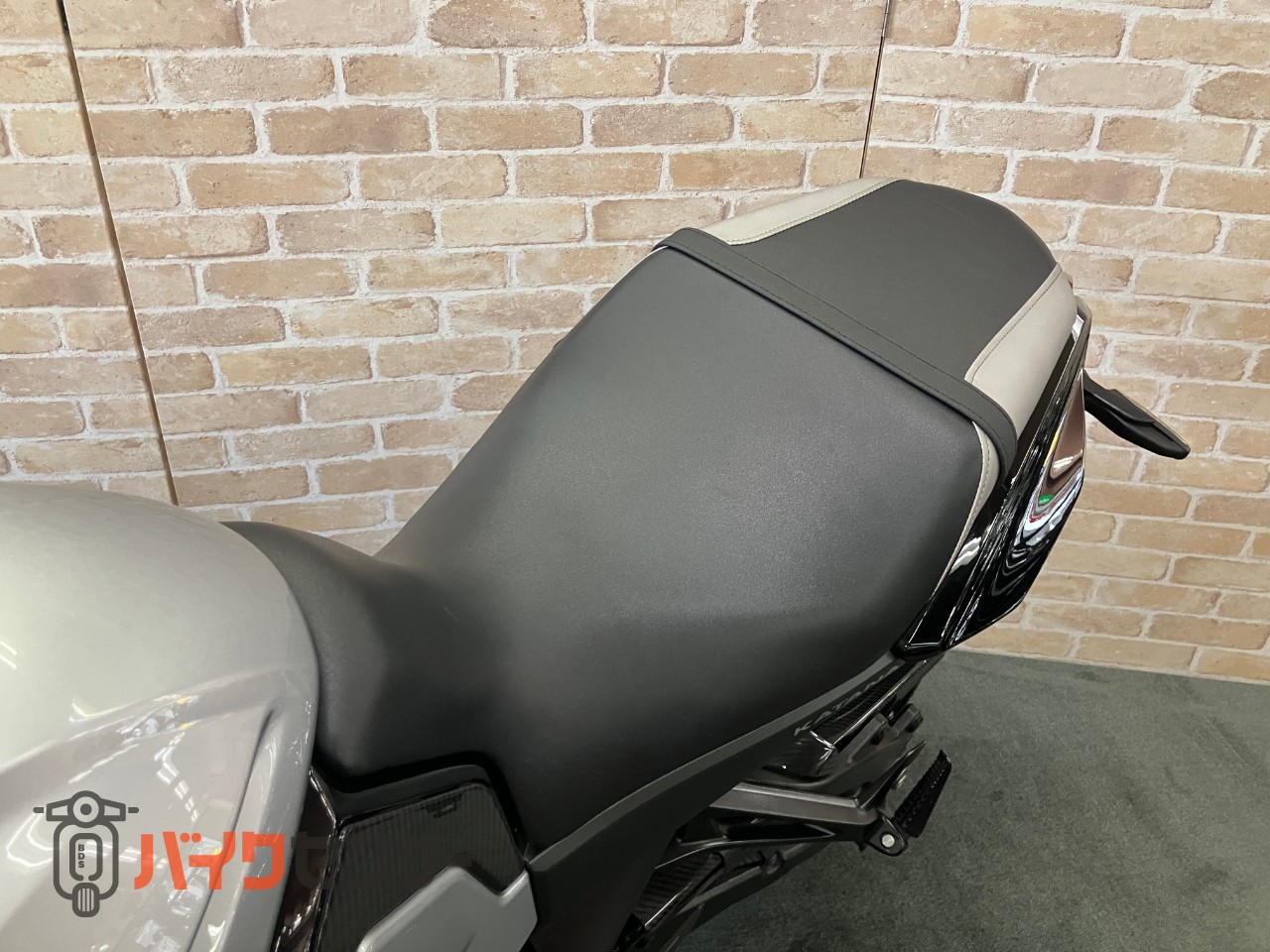 カタナ ヨシムラ　スクリーン　マフラー　バックステップ　ケースガード　ローダウン　シート加工　フェンダーレス　カーボンインナーフェンダー_28