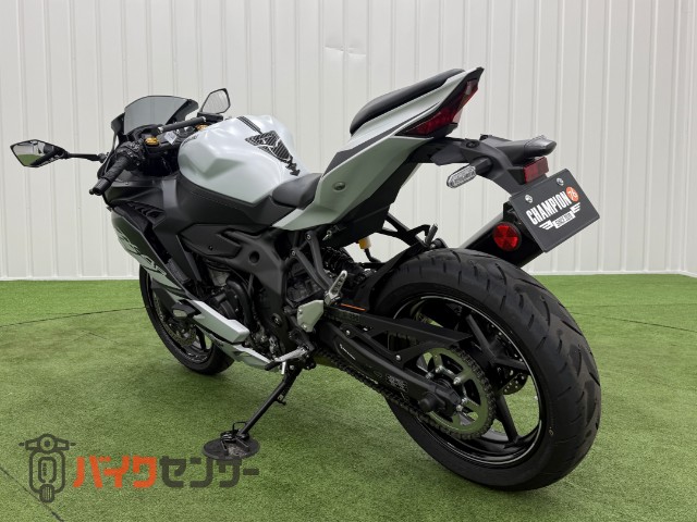 ちぃ Ninja ZX-4R SE AKRAPOVICマフラー ETC2．0付き