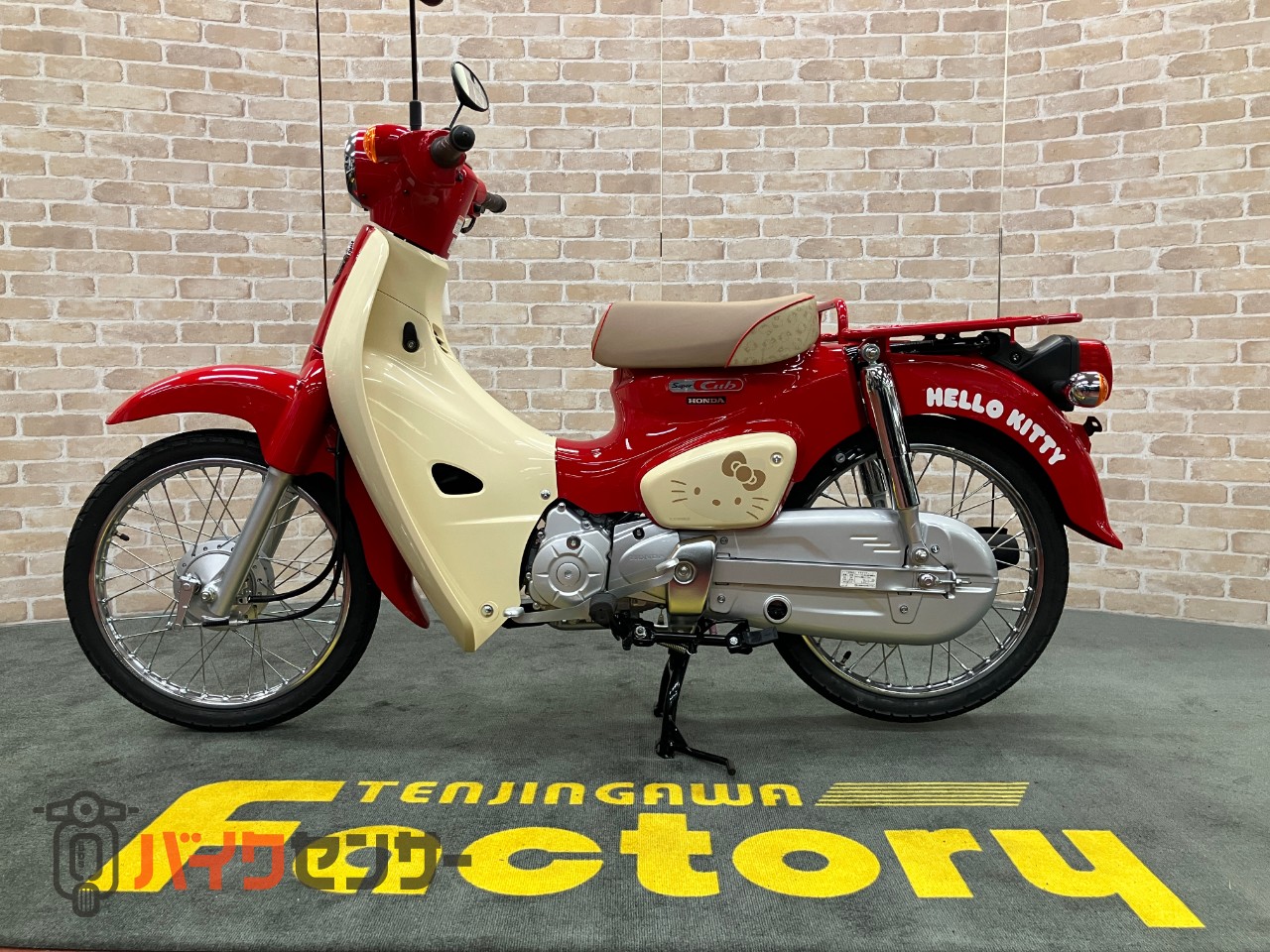 スーパーカブ50 ５０周年記念ハローキティ　マグナレッド　インジェクション　受注期間限定モデル_1