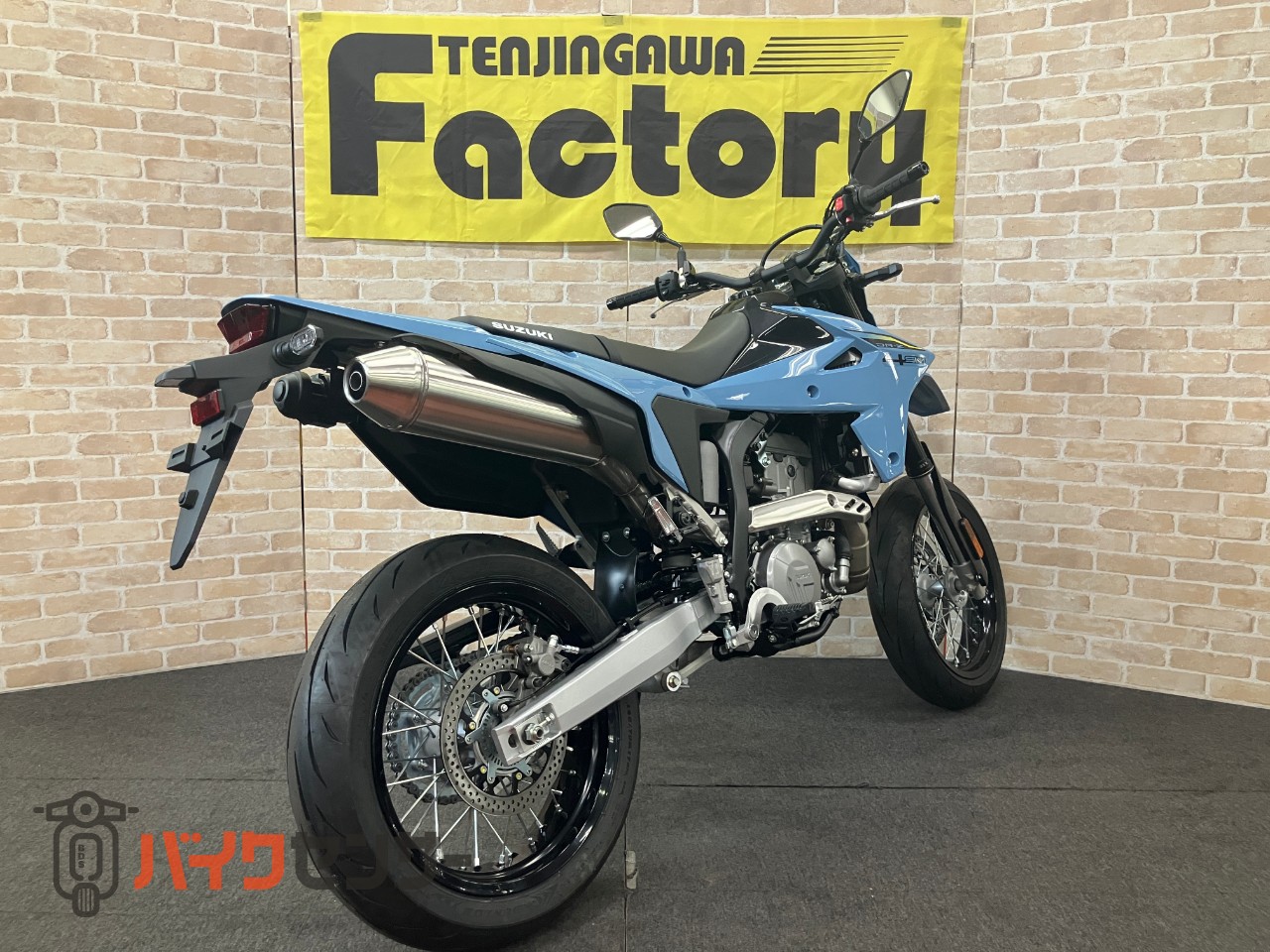 DR-Z4SM 電子制御スロットル ドライブモードセレクター トラクションコントロール スカイグレー ヘルメットホルダー_4