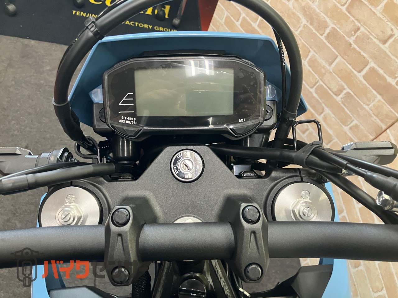 DR-Z4SM 電子制御スロットル ドライブモードセレクター トラクションコントロール スカイグレー ヘルメットホルダー_18