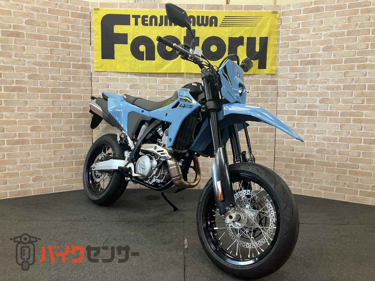 ＤＲ－Ｚ４ＳＭ 電子制御スロットル　ドライブモードセレクター　トラクションコントロール　　スカイグレー　ヘルメットホルダー_0