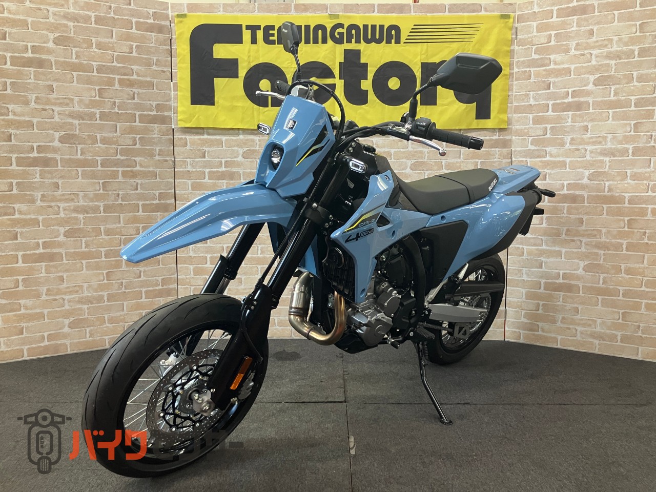 ＤＲ－Ｚ４ＳＭ 電子制御スロットル　ドライブモードセレクター　トラクションコントロール　　スカイグレー　ヘルメットホルダー_1