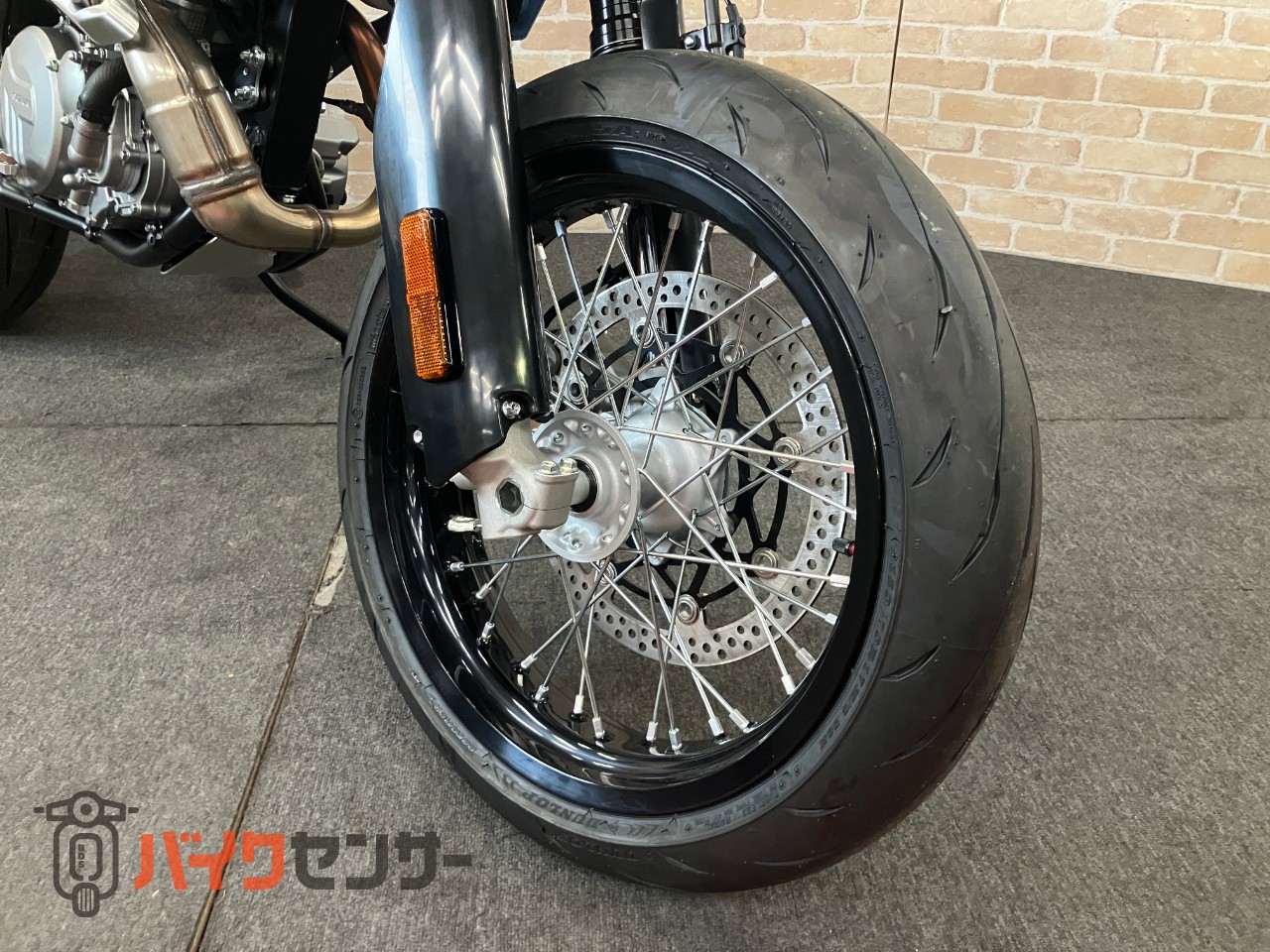 ＤＲ－Ｚ４ＳＭ 電子制御スロットル　ドライブモードセレクター　トラクションコントロール　　スカイグレー　ヘルメットホルダー_6