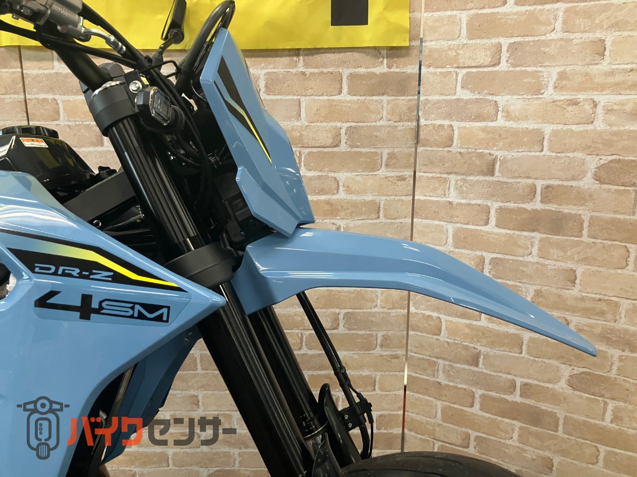 ＤＲ－Ｚ４ＳＭ 電子制御スロットル　ドライブモードセレクター　トラクションコントロール　　スカイグレー　ヘルメットホルダー_9