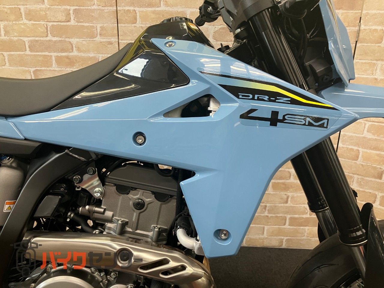 ＤＲ－Ｚ４ＳＭ 電子制御スロットル　ドライブモードセレクター　トラクションコントロール　　スカイグレー　ヘルメットホルダー_11