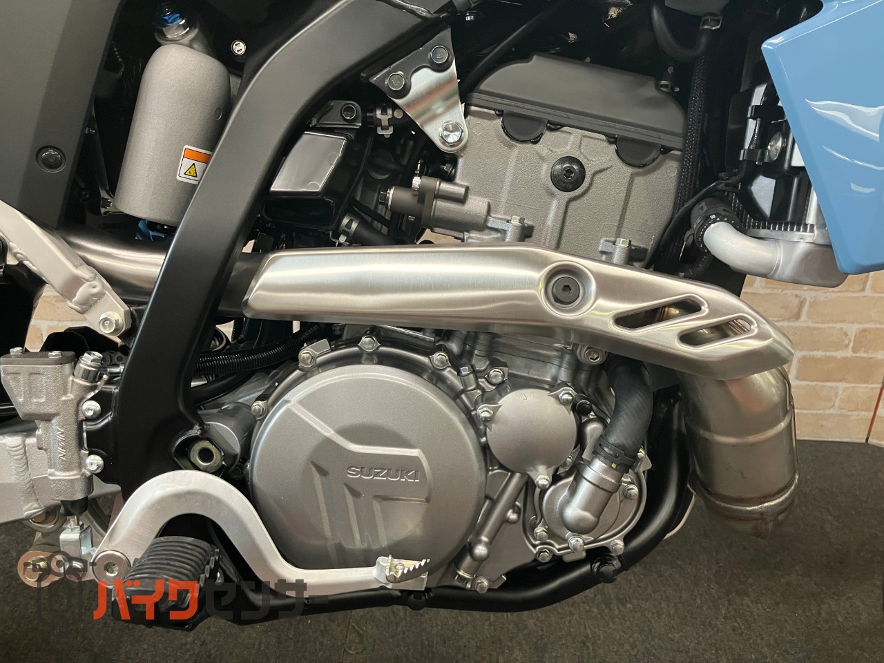 ＤＲ－Ｚ４ＳＭ 電子制御スロットル　ドライブモードセレクター　トラクションコントロール　　スカイグレー　ヘルメットホルダー_12