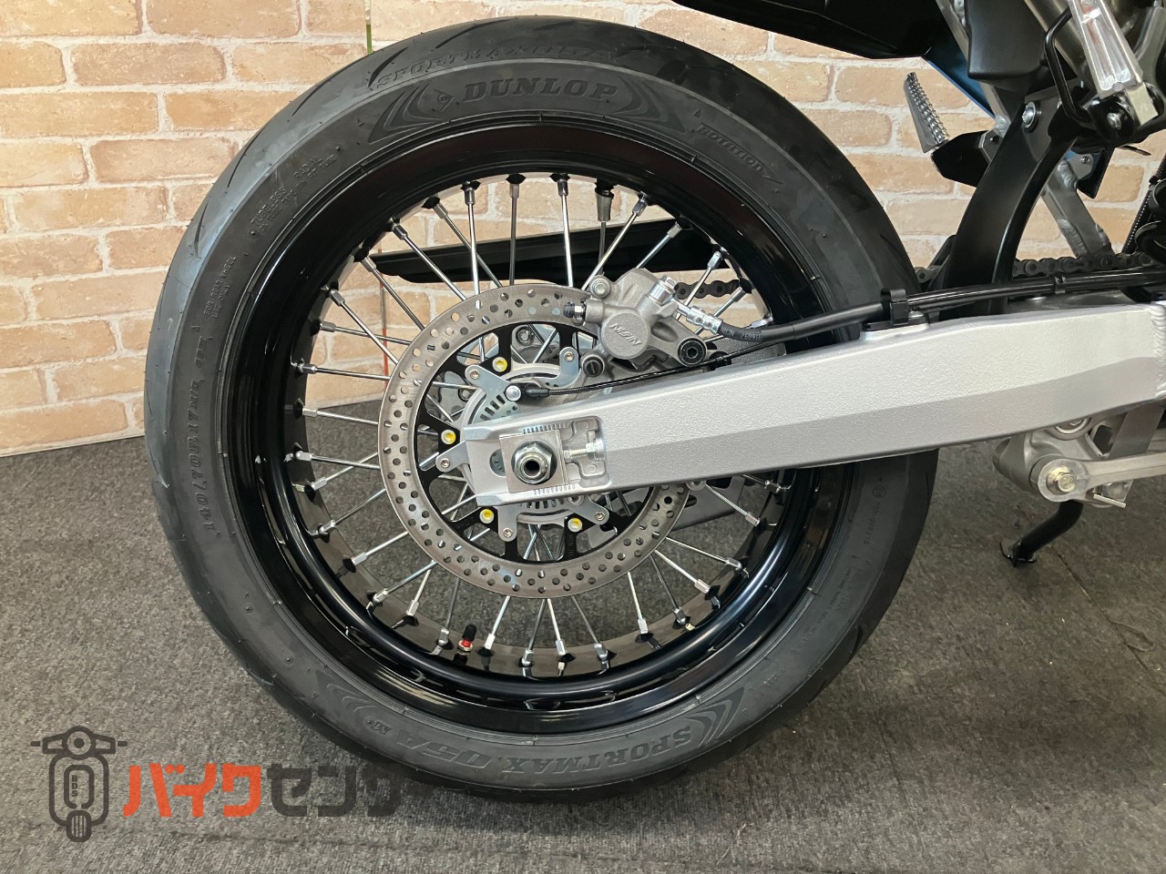 ＤＲ－Ｚ４ＳＭ 電子制御スロットル　ドライブモードセレクター　トラクションコントロール　　スカイグレー　ヘルメットホルダー_14