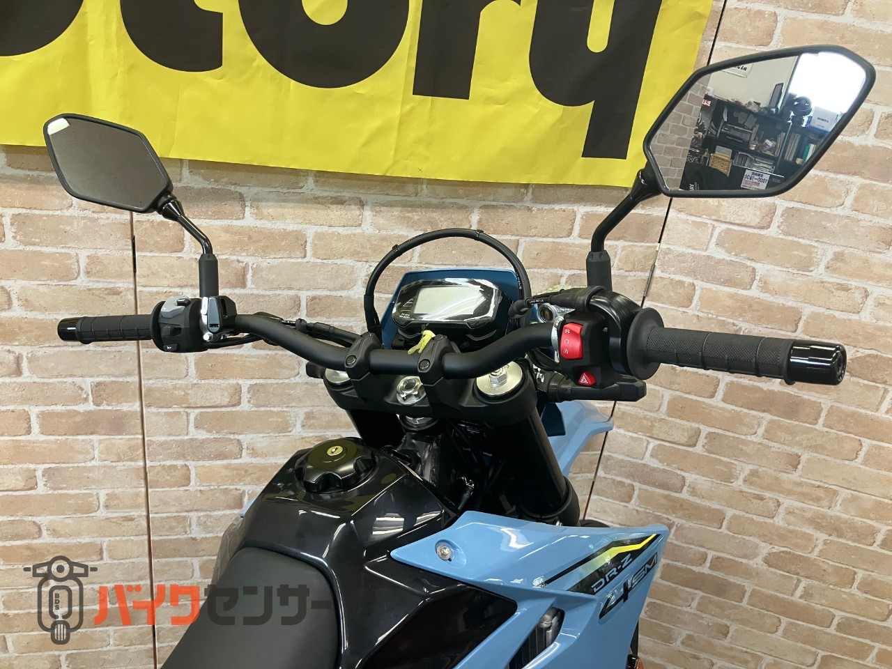 ＤＲ－Ｚ４ＳＭ 電子制御スロットル　ドライブモードセレクター　トラクションコントロール　　スカイグレー　ヘルメットホルダー_18