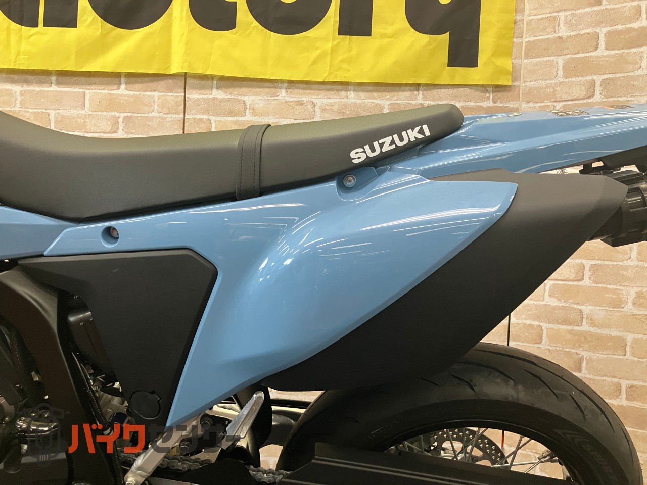 ＤＲ－Ｚ４ＳＭ 電子制御スロットル　ドライブモードセレクター　トラクションコントロール　　スカイグレー　ヘルメットホルダー_28