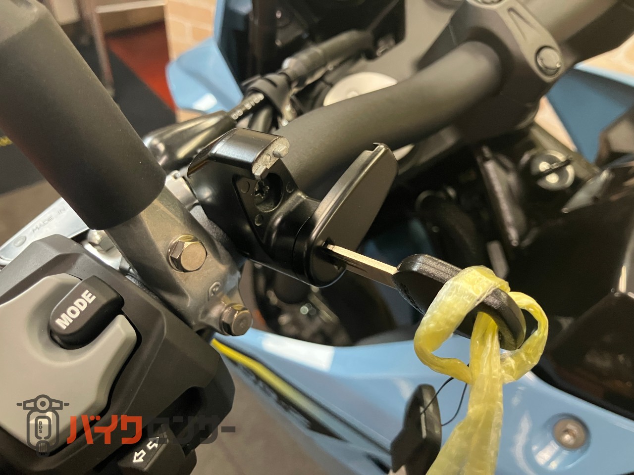 ＤＲ－Ｚ４ＳＭ 電子制御スロットル　ドライブモードセレクター　トラクションコントロール　　スカイグレー　ヘルメットホルダー_33