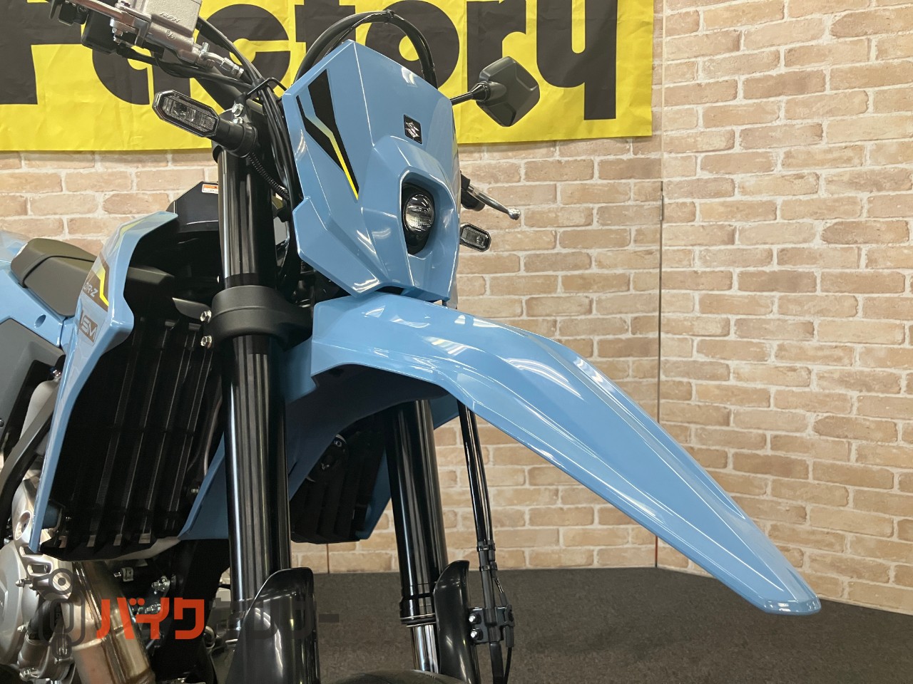 ＤＲ－Ｚ４ＳＭ 電子制御スロットル　ドライブモードセレクター　トラクションコントロール　　スカイグレー　ヘルメットホルダー_41