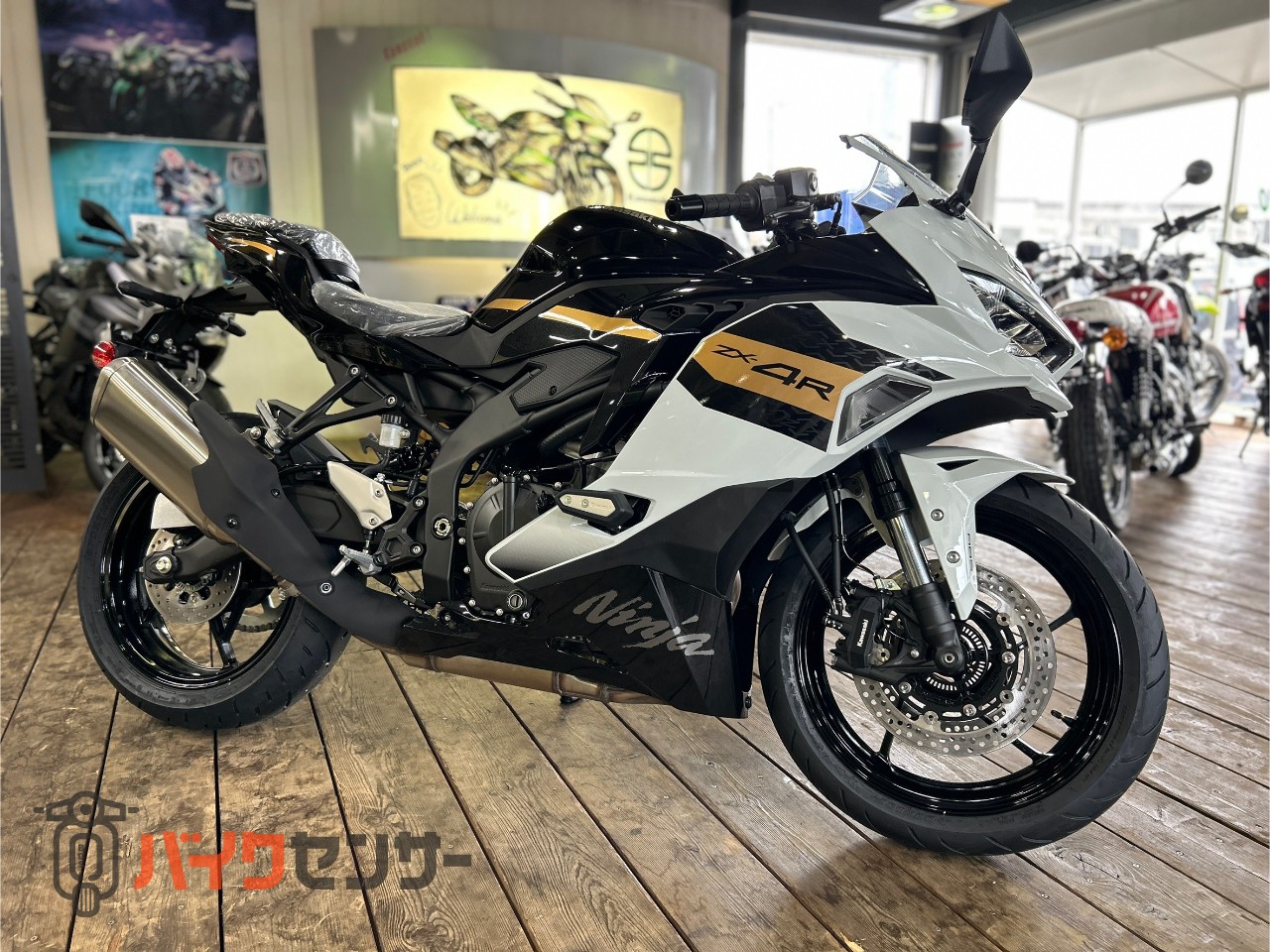 カワサキ Ninja ZX-4R SE パールロボティックホワイト × メタリック