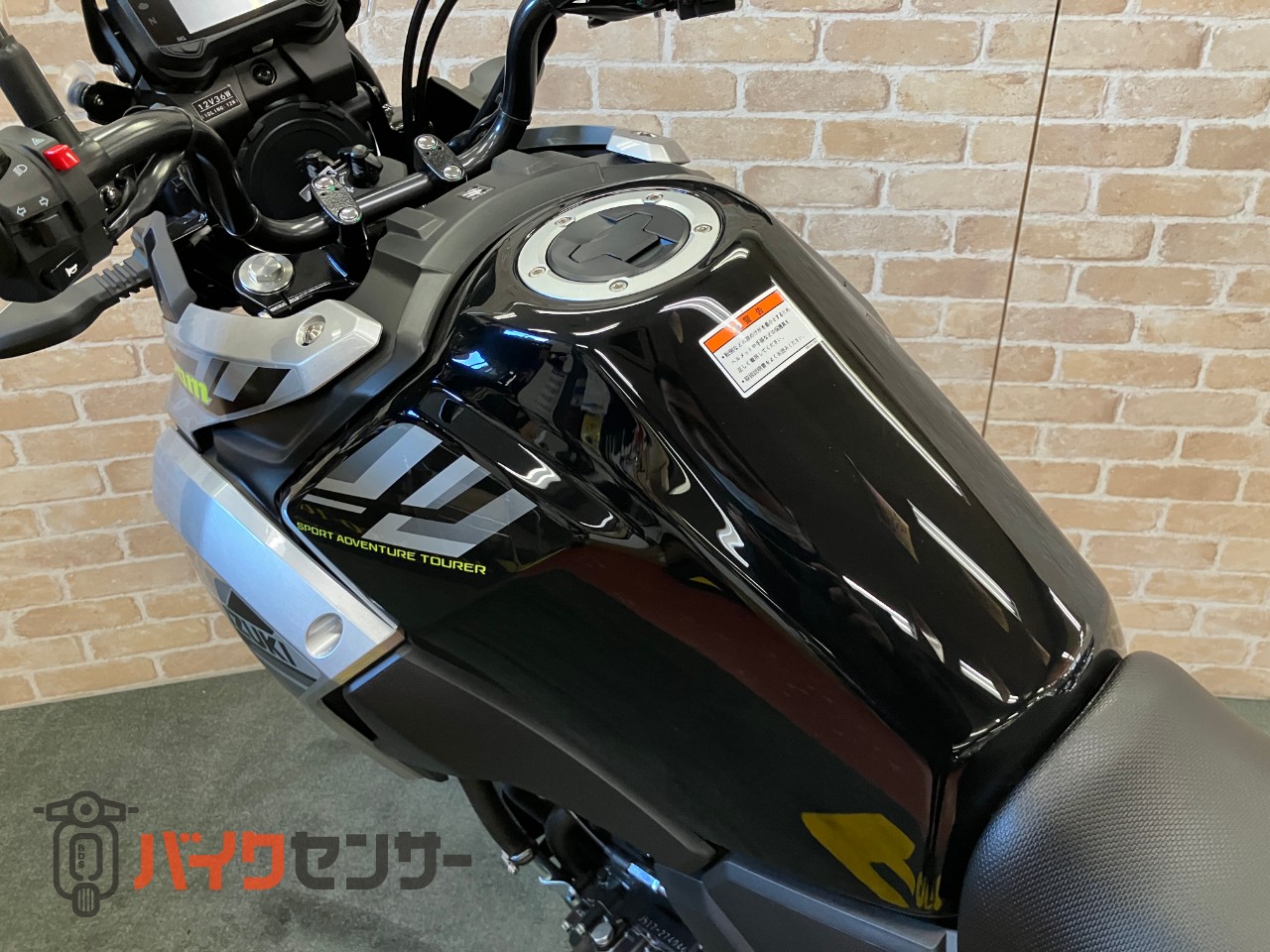 スズキ　Ｖ－ストローム２５０　Ｍ４モデル　ソリッドダスリンクールイエロー　水冷２気筒エンジン　リヤキャリア　ＤＣ電源　ナックルカバー_8