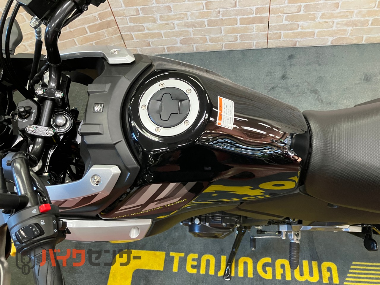 スズキ　Ｖ－ストローム２５０　Ｍ４モデル　ソリッドダスリンクールイエロー　水冷２気筒エンジン　リヤキャリア　ＤＣ電源　ナックルカバー_23